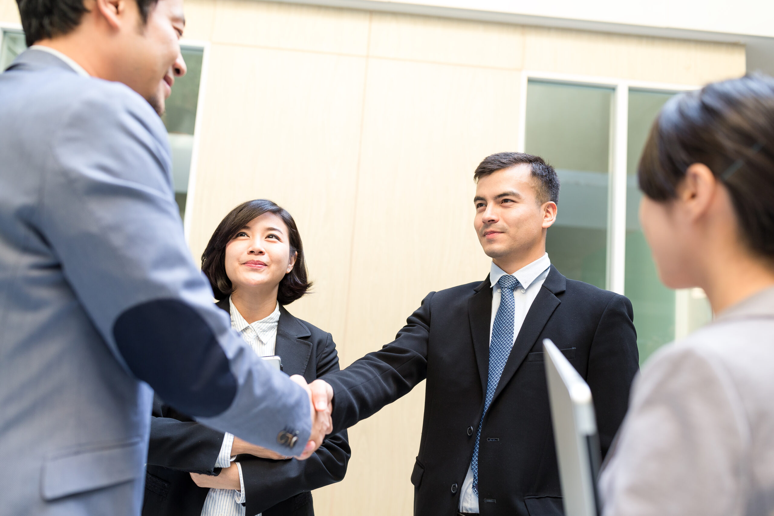 平面設計月費計劃 62 Business People Having Agreement 2025 04 01 00 42 33 Utc Scaled